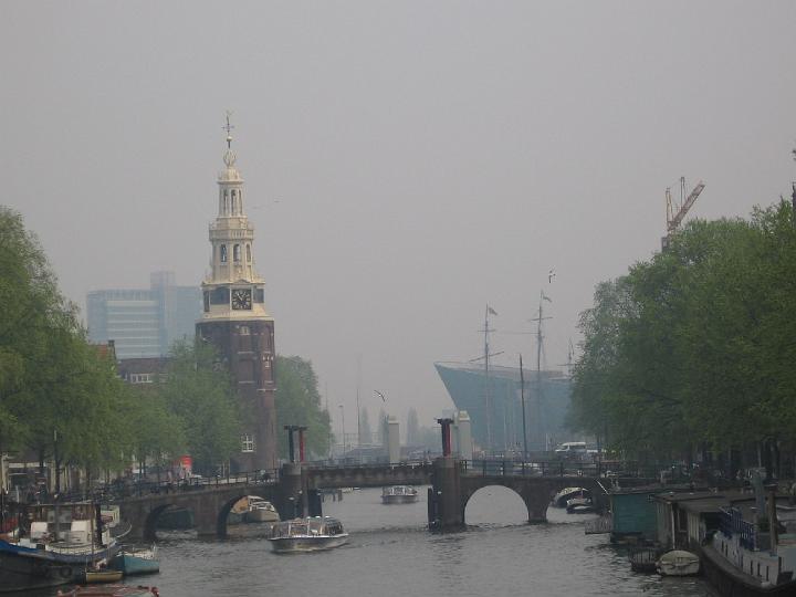 Amsterdam 35.jpg - Für das ungewohnte Auge machen daher die historischen Stadtteile Amsterdams einen leicht „schiefen“ oder „verzerrten“ Eindruck.